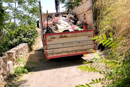 El plan de choque para retirar basura de zonas de difícil acceso actúa en la calle Fraga de Alcoy