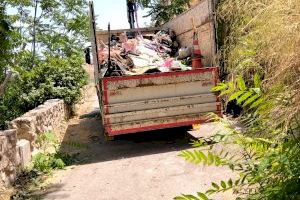 El plan de choque para retirar basura de zonas de difícil acceso actúa en la calle Fraga de Alcoy
