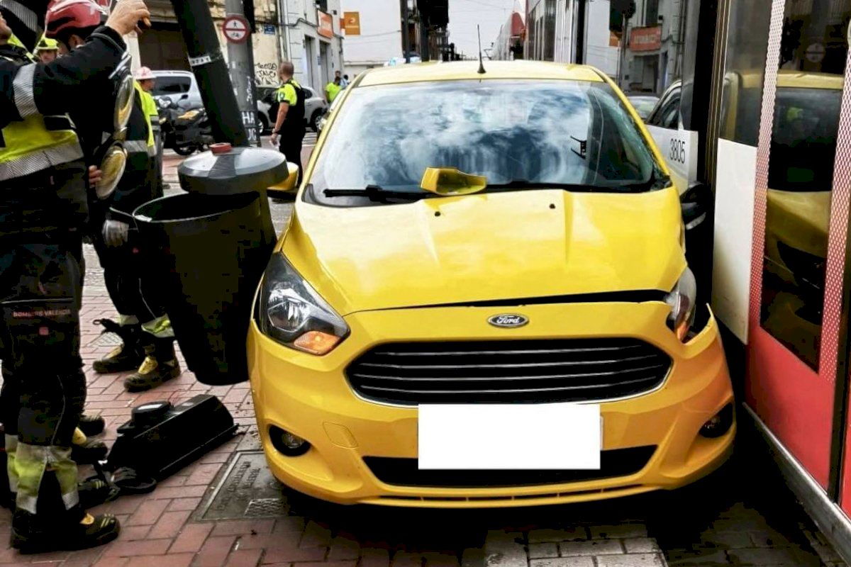 Un coche queda atrapado entre un tranvía y un semáforo tras una brutal colisión en Valencia