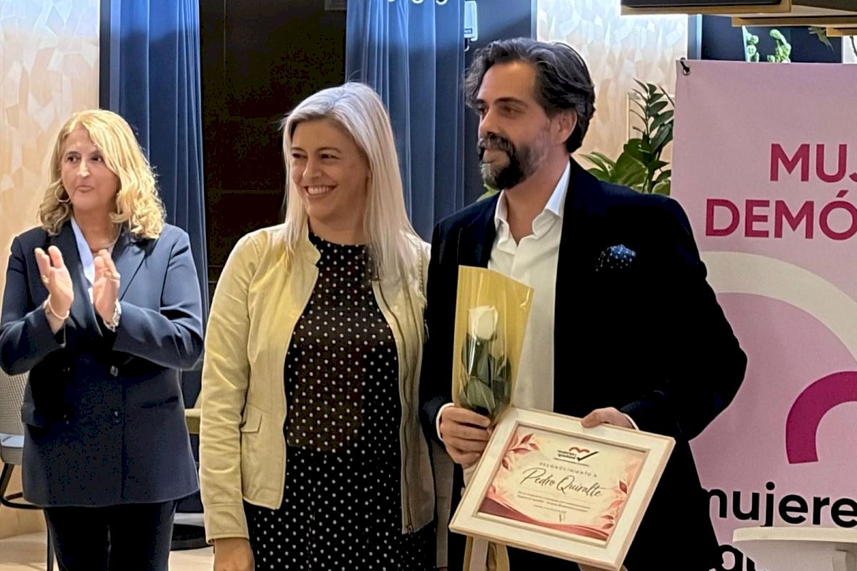 Mujeres por la Igualdad reconoce a Pepe Mora y al barítono Pedro Quiralte en su merienda de inicio de curso