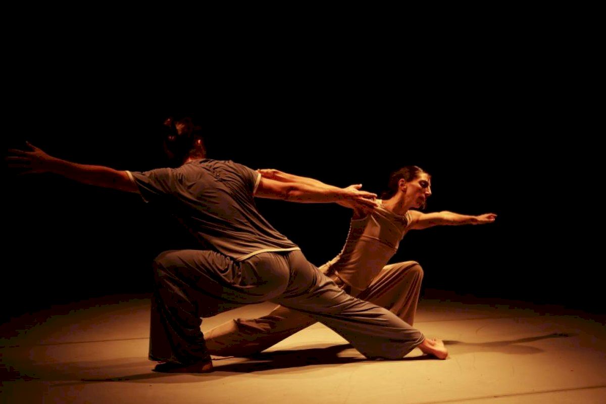 El Teatre Arniches acoge ‘Afines’, el espectáculo de danza de Marcat Dance que explora la conexión entre dos cuerpos