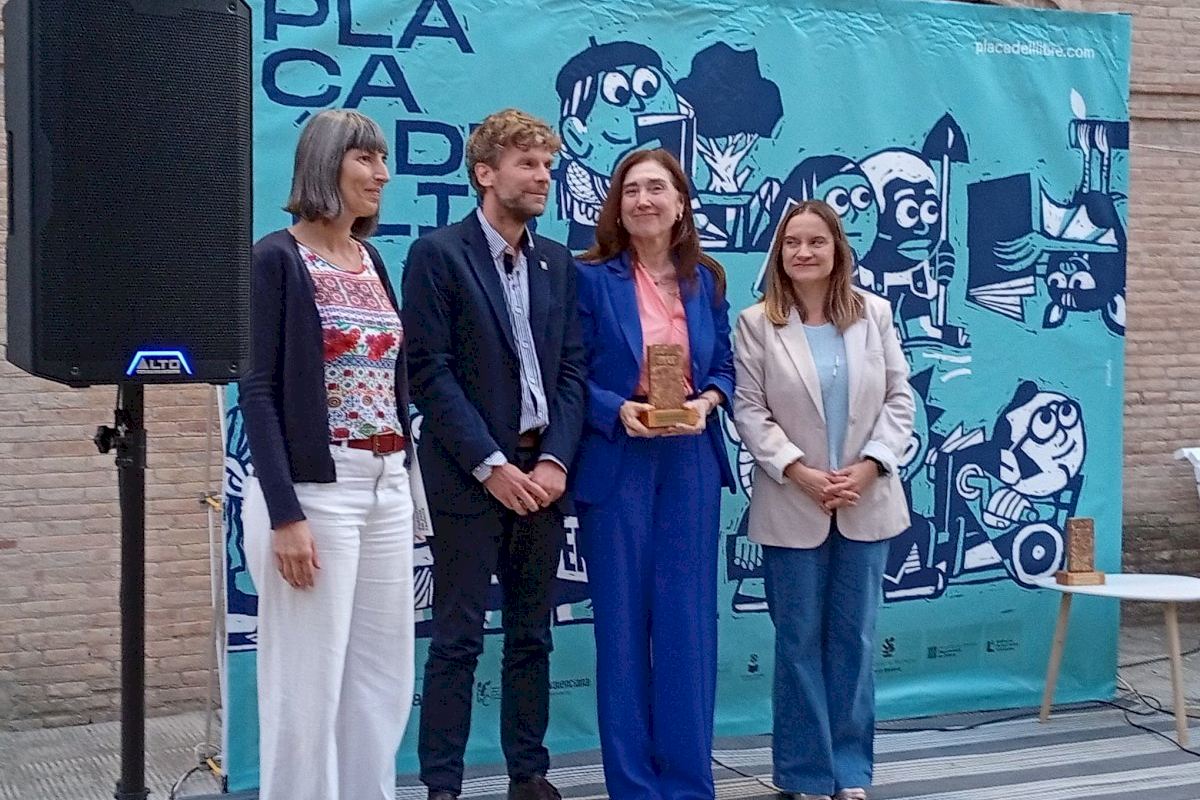 Publicacions de l’UJI recibe el premio a la Trayectoria Editorial en la Plaça del Llibre de València