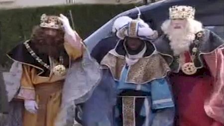 El helicóptero Jaume I acerca a los Reyes Magos hasta San Mateu