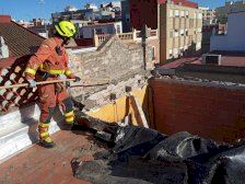 Així rescaten els bombers a un gat ferit a Torrent