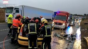 Tres fallecidos y dos heridos en un trágico accidente de tráfico en Vilanova d'Alcolea