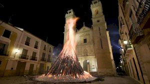 La hoguera de Sant Antoni en Canals, la más grande del mundo, cae sobre dos viviendas