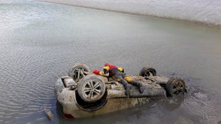 Insòlita aparició d'un cotxe afonat en una bassa de reg de Sagunt