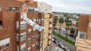 L'aniversari més original de la quarantena se celebra en un bloc de veïns de Burriana