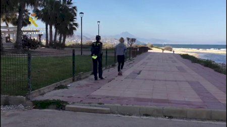 Sorprenen dues persones fent exercici en una platja alacantina en ple confinament