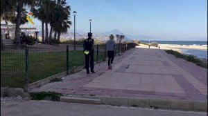 Sorprenden a dos personas haciendo ejercicio en una playa alicantina en pleno confinamiento