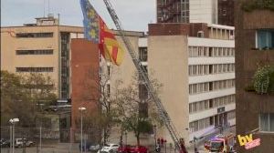 Despleguen una senyera gegant a les portes del Clínic de València