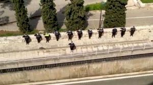 L'emotiu homenatge de la Policia Local de València a un company jubilat després de guanyar la batalla al COVID-19