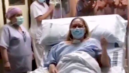 Emotiu comiat a l'últim pacient amb coronavirus de l'UCI de l'hospital de Sagunt