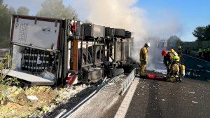 Fallece un hombre al incendiarse el camión que conducía tras volcar en la A-7 en Tibi