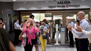 Los trabajadores de El Corte Inglés reciben entre aplausos a sus primeros clientes