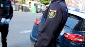 Un Policía Nacional de Gandia fuera de servicio salva la vida a dos hombres atrapados en su coche