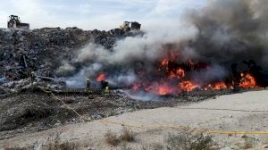 Aparatoso incendio en el vertedero municipal de Alicante