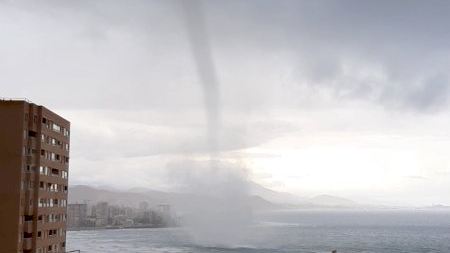 Imponent mànega marina en la costa alacantina del Campello
