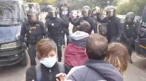 Duros enfrentamiento entre Policía y manifestantes en Benimaclet por el desalojo de una alquería Duros enfrentamiento entre Policía y manifestantes en Benimaclet por el desalojo de una alquería
