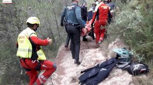 El complicado rescata a un ciclista tras caer por un terraplén de tres metros en la Sierra de Espadán