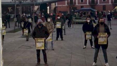 Concentración de la hostelería de Vila-real por el cierre de los establecimientos