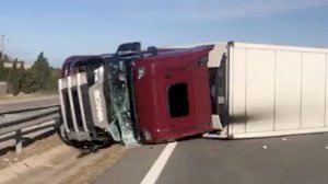 Vuelca un camión en Tavernes por el fuerte viento