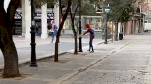 Tres spidermans desinfectan Castellón