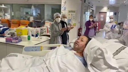 Vicente, el alta más aplaudida del hospital de Gandia tras 47 en la UCI por COVID-19