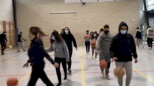 Homenatge a les falles: mascletà amb balons de basket Homenatge a les falles: mascletà amb balons de basket