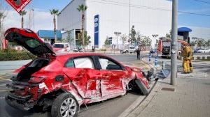 Un coche choca brutalmente contra el Tram frente a un centro comercial en San Vicente