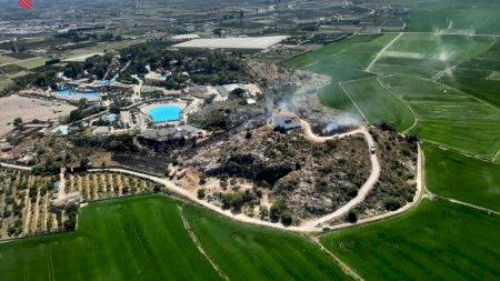 Así ha sido el desalojo durante el incendio junto a Aquopolis en Cullera