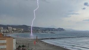 El impresionante rayo que ha caído en una playa de El Campello El impresionante rayo que ha caído en una playa de El Campello
