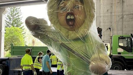 Les primeres peces de les Falles 2021 comencen a eixir de Fira València