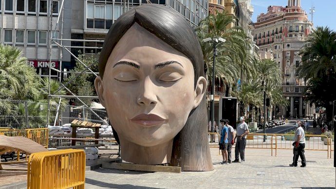 'La Meditadora' torna a la plaça de l'Ajuntament de València dèsset mesos després