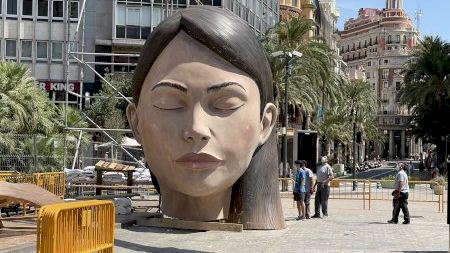 'La Meditadora' torna a la plaça de l'Ajuntament de València dèsset mesos després