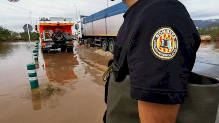 Els bombers realitzen diverses actuacions a Sagunt durant tota la nit davant l'intens temporal
