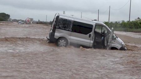 Espectacular tromba d'aigua inunda carrers i arrastra cotxes a Vinaròs