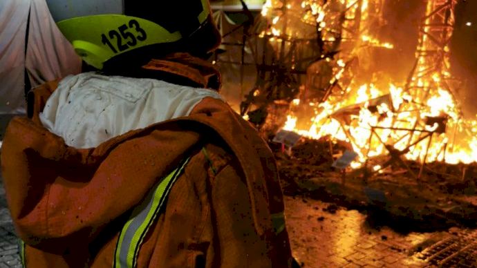 Tard-nit intensa per als bombers en la Cremà de la pandèmia