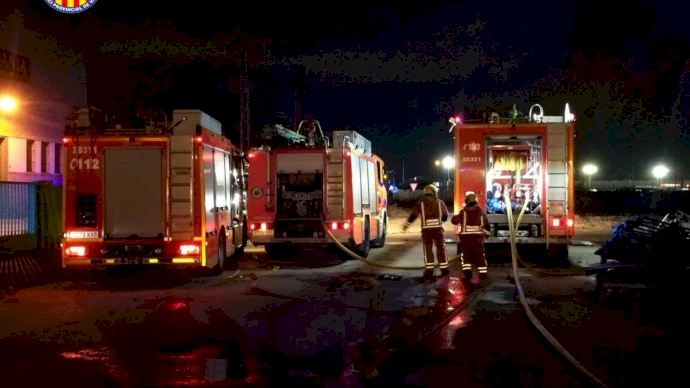 Greu incendi en una empresa abandonada de palets a Aldaia