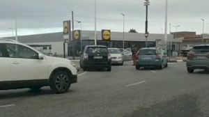 Entra en sentit contrari en una rotonda de Torrevieja i arma el caos