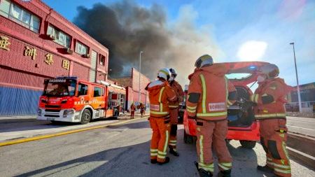 Un grave incendio destroza un bazar chino en Manises