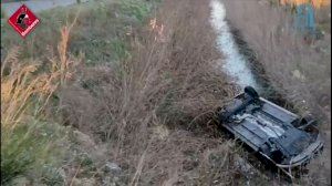 Fallece una mujer de 40 años tras caer con su coche a una acequia en la carretera del parque del Hondo (Alicante) Fallece una mujer de 40 años tras caer con su coche a una acequia en la carretera del parque del Hondo (Alicante)