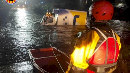 Rescatan in extremis a los dos ocupantes de un camión en Quart de Poblet