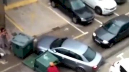 Así tratan de retener al conductor de un Audi en Manises