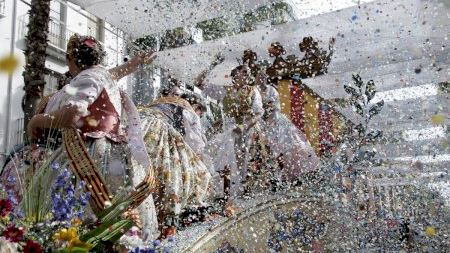 La cavalcada de Vila-real plena de color i confeti la ciutat