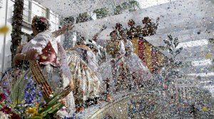 La cabalgata de Vila-real llena de color y confeti la ciudad