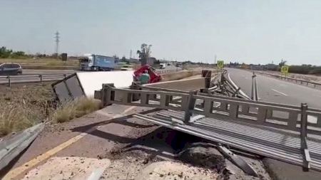 Un accident a Sagunt curta l'AP-7 en direcció València