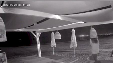 Las cámaras de seguridad captan el robo en un chiringuito de Benicàssim