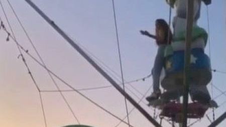 Una joven se cuela en la feria de Alcossebre durante la madrugada y se sube en una atracción