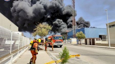 Un incendio en una fábrica de reciclaje de Riba-roja de Turia obliga a evacuar la piscina municipal de Loriguilla
